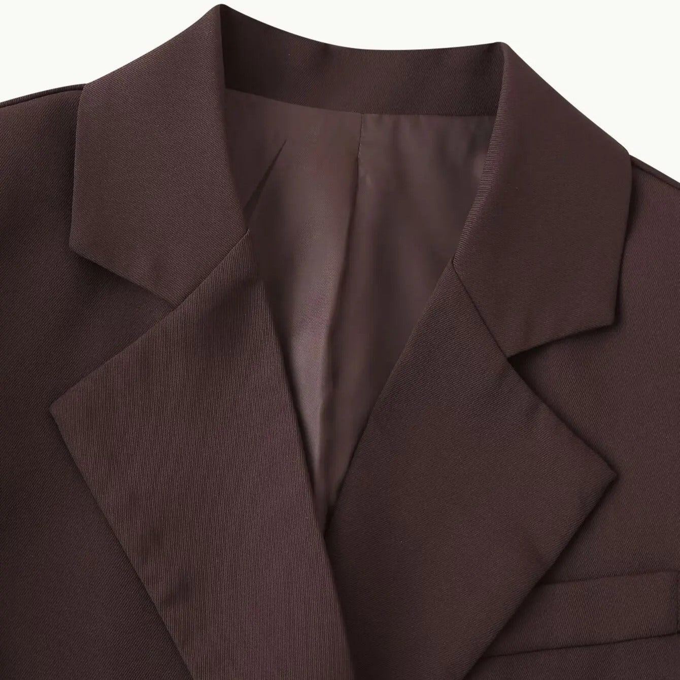 Businesscasual brun blazer for damer. Fremhev din stil med dette elegante og allsidige ytterplagget.