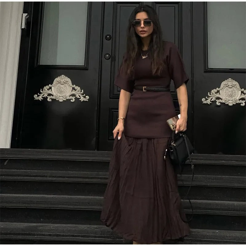 Brun slimfit plissert kjole for kvinner, med elegante halvlange gjennomsiktige ermer for et moderne look.