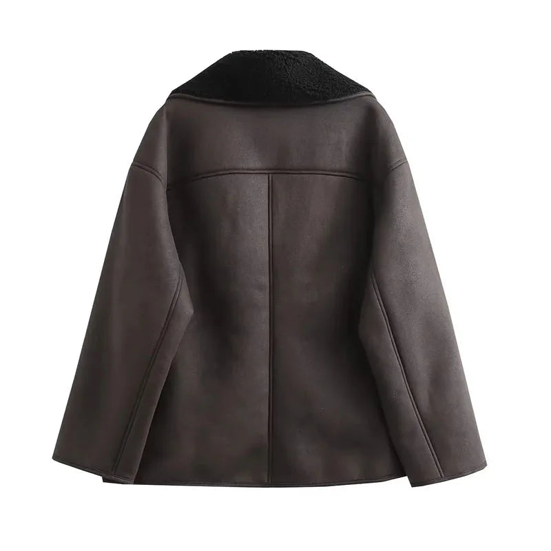 Stilig elegant brun skinn vinterjakke for kvinner, med varmt pelsfôr; perfekt yttertøy for kalde dager.