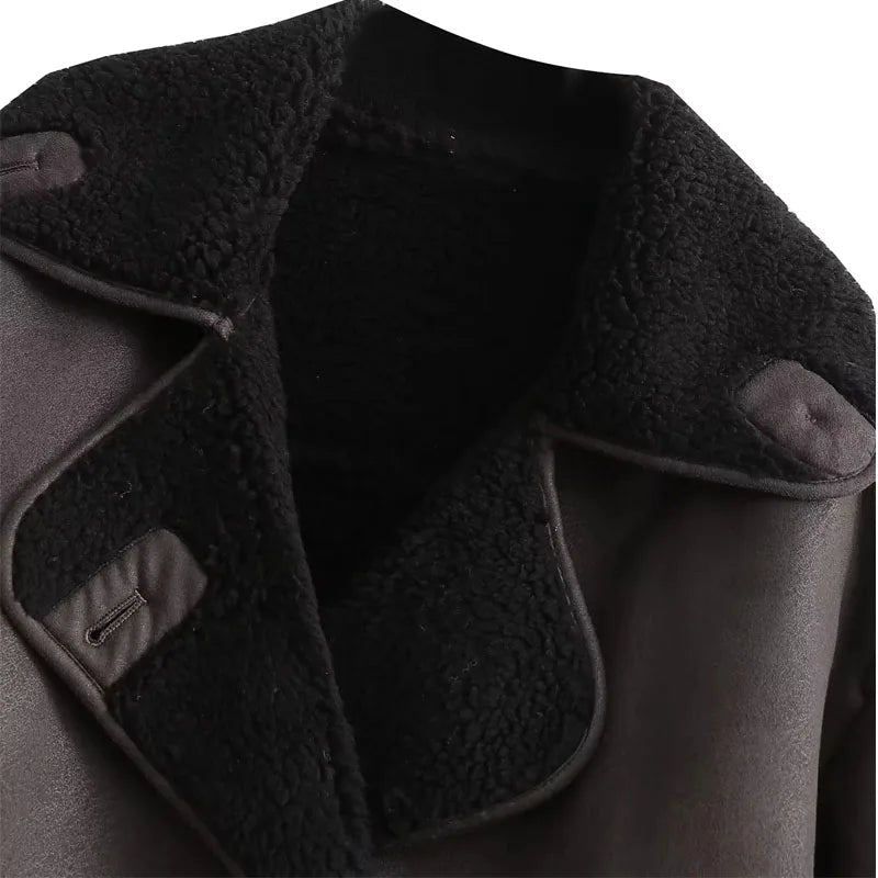 Brun dame skinnjakke, varm pelsfôret vinterjakke med elegant snitt. Perfekt for komfortabel og stilig mote.
