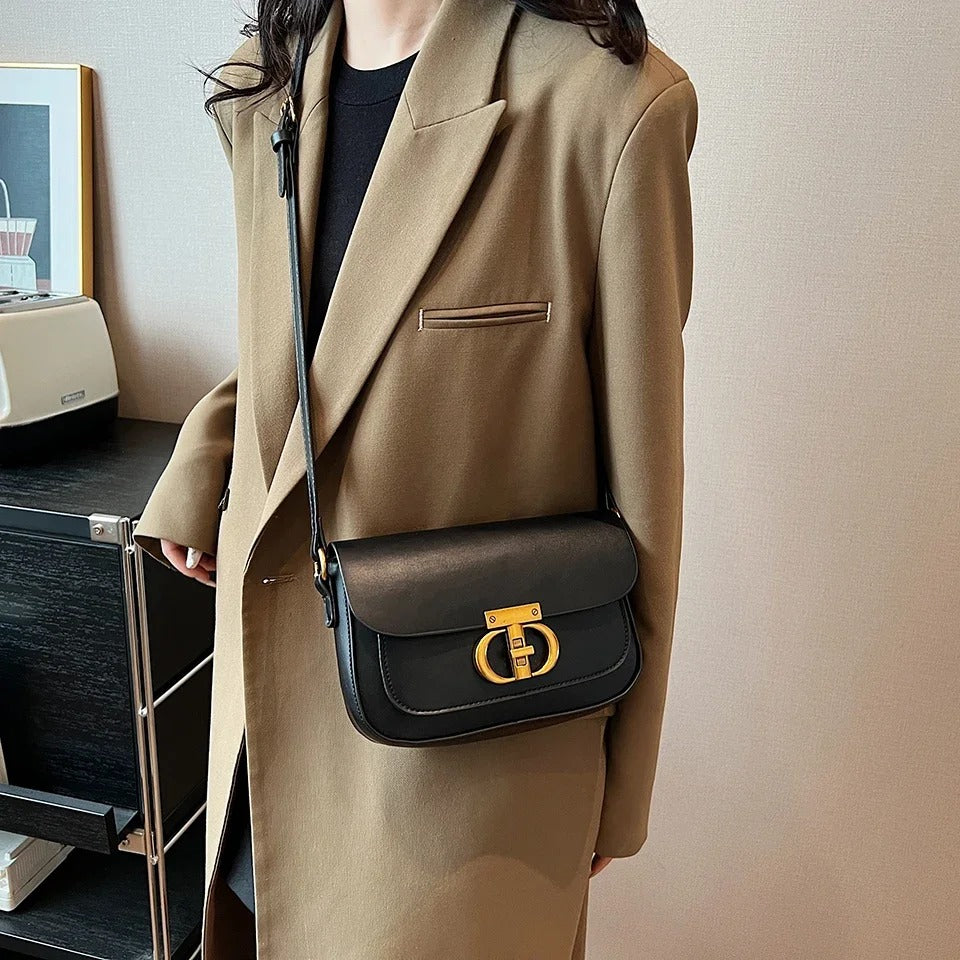 Stilren brun skulderveske for kvinner. En moderne og funksjonell crossbody-veske som løfter antrekket.