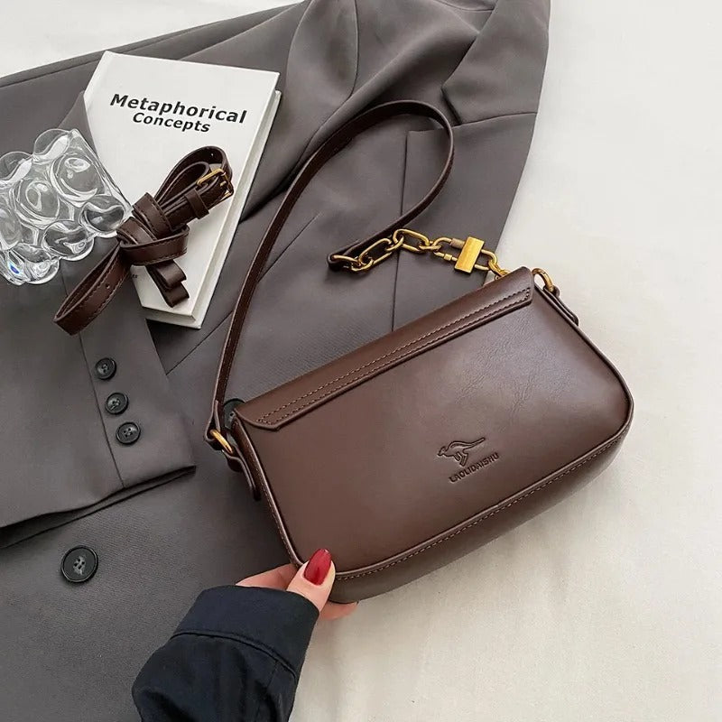 Svart hverdagsveske, funksjonell crossbody stil. Stilrent motetilbehør for moderne kvinner.