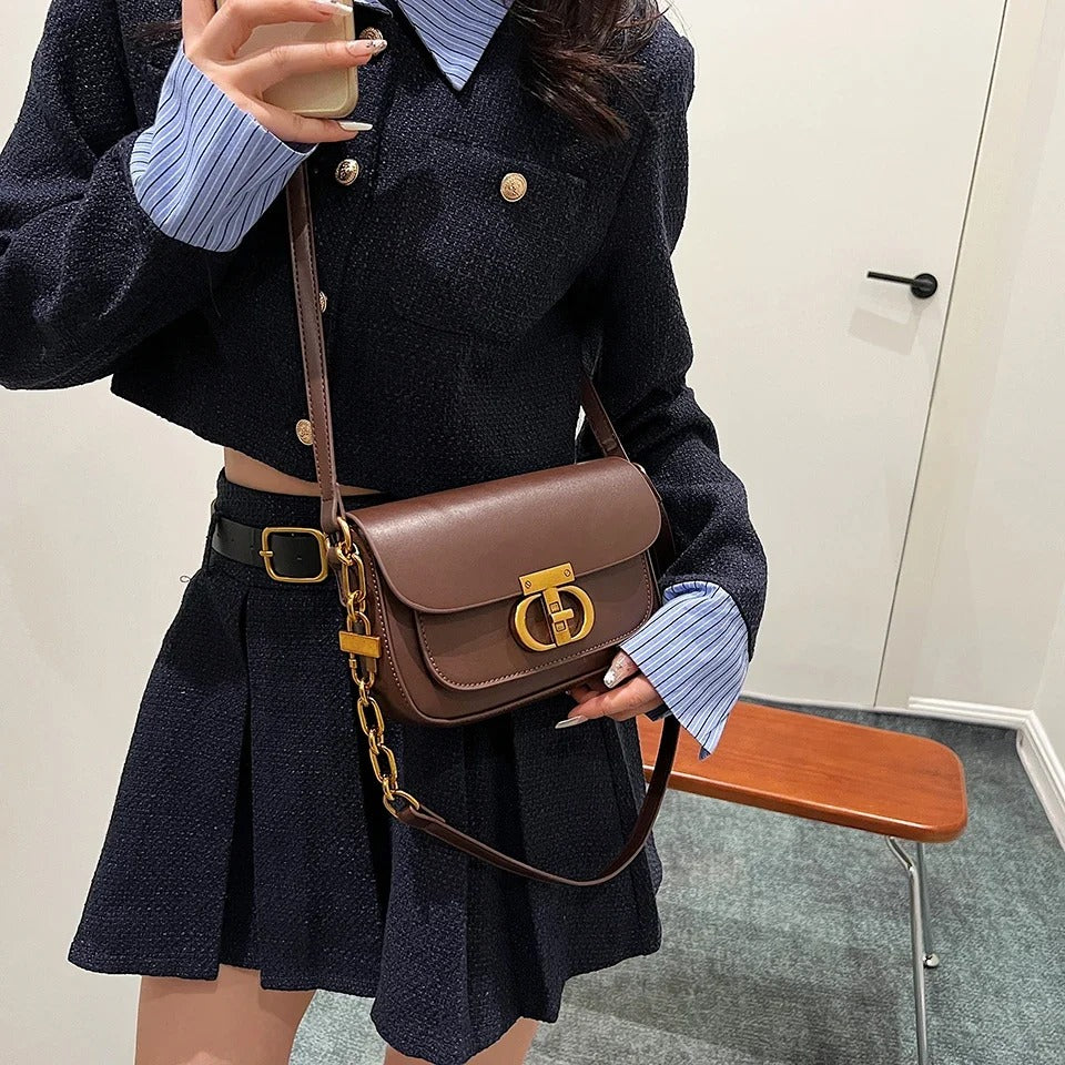 Moderne brun crossbody-veske, elegant og romslig. En stilfull hverdagsveske for damer.