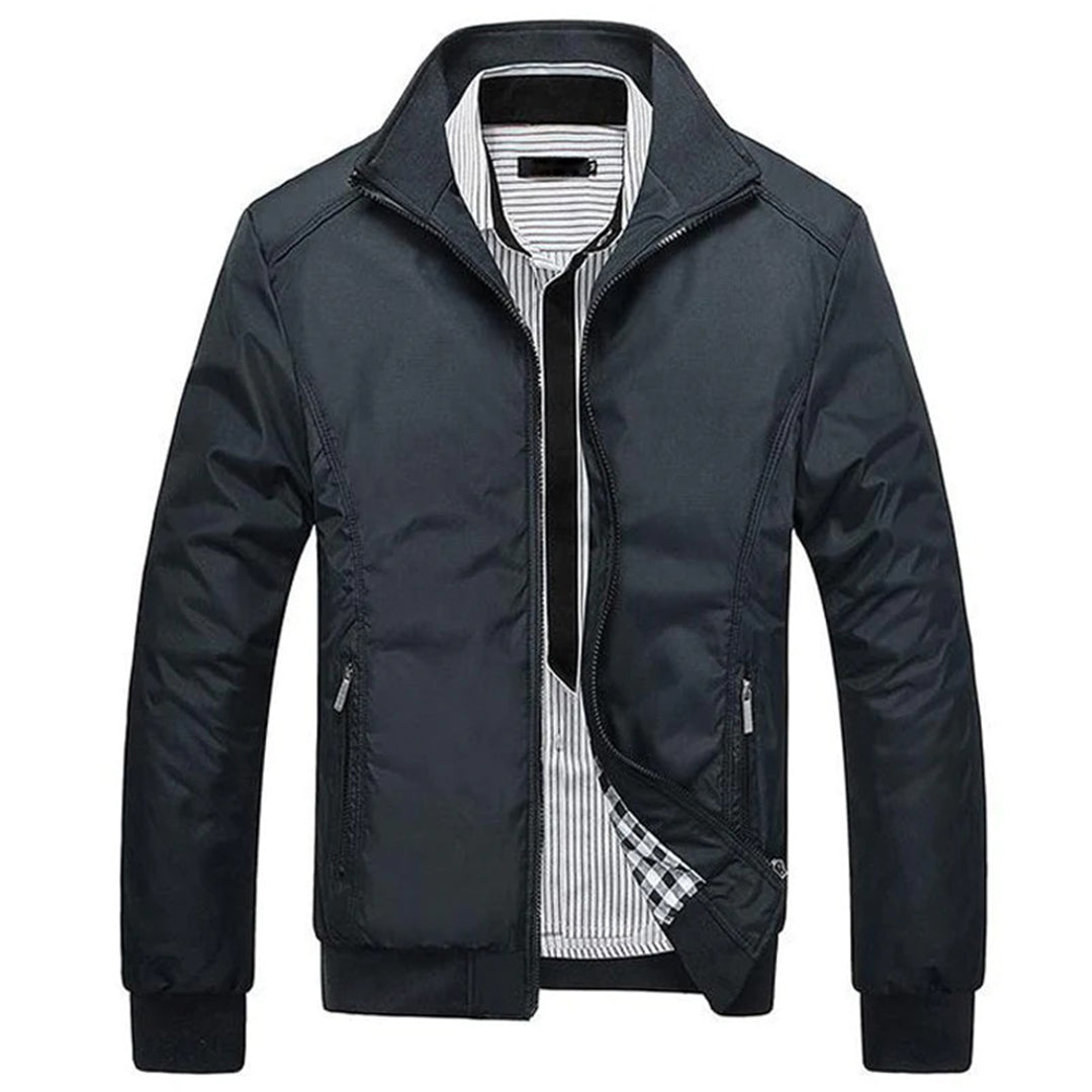 Elegant casual herrejakke med stående krage. Komfortabel fritidsjakke for alle sesonger, stilig herremote.