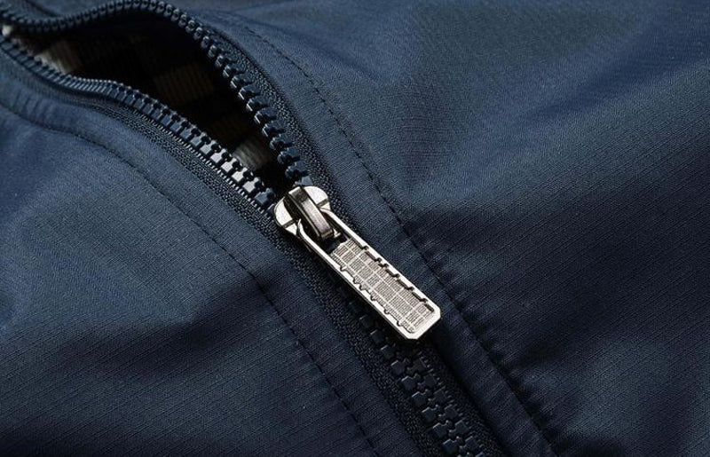 Nærbilde av stående krage og glidelås på en stilig casual herrejakke. Detaljer for herremote og komfort.