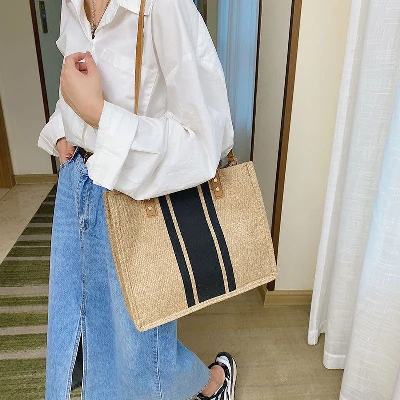 Praktisk crossbody veske i lerret. Romslig bøtteveske for kvinner, perfekt for en aktiv hverdag.