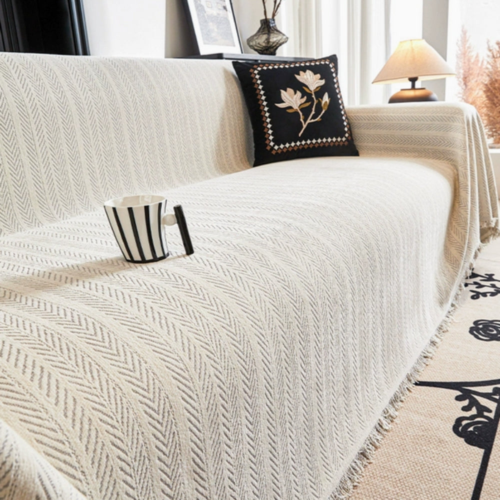 Stilfullt fiskebensmønstret chenille sofatrekk for stuen. Gir din sofa et elegant løft og beskytter interiøret.