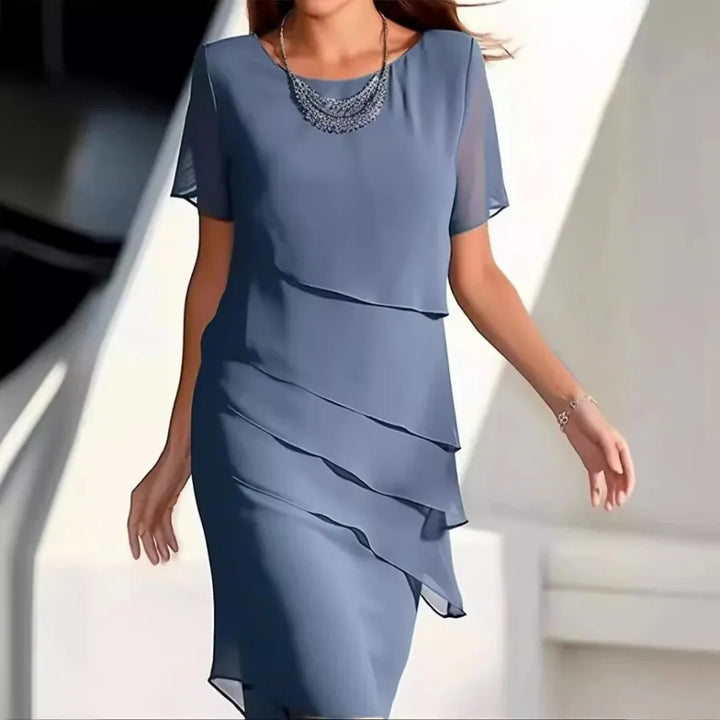 Kvinners elegante blå chiffon midikjole, en flatterende festkjole. Perfekt som sommer- eller vårkjole.