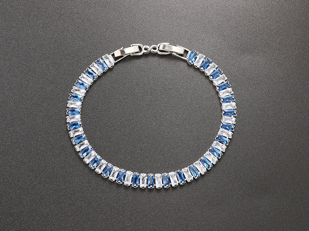 Kvinner armbånd i sølvfarget metall med skinnende cubic zirconia. Et elegant smykke for å komplettere ethvert antrekk.