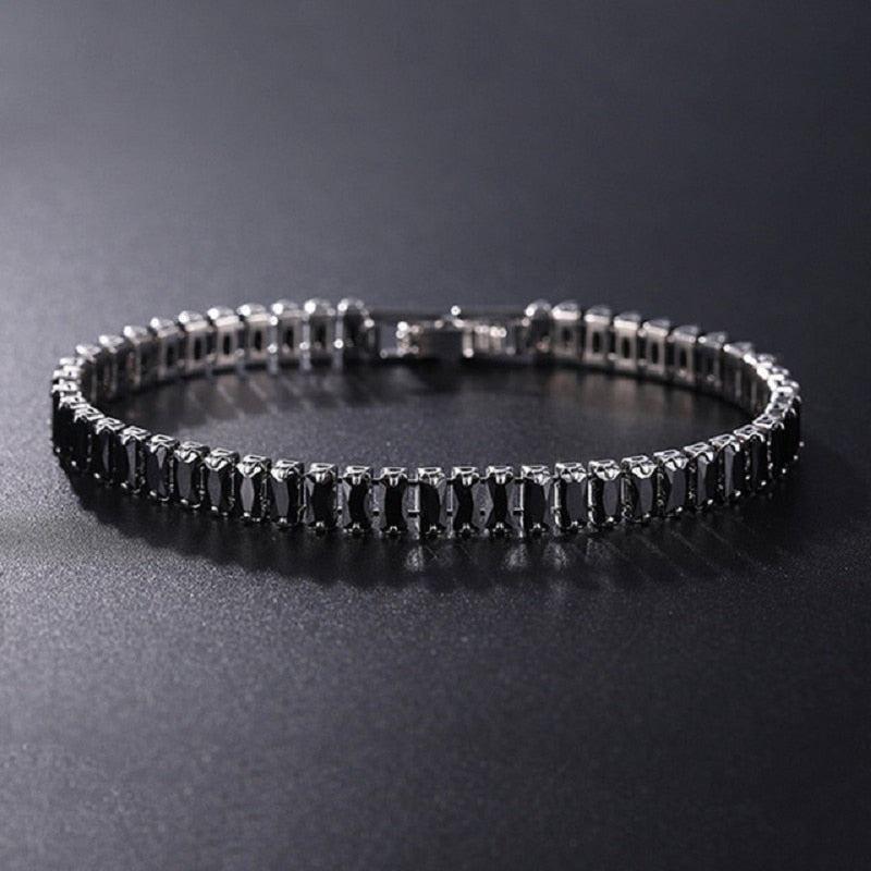 Luksuriøst kvinne armbånd med mange cubic zirconia steiner, for en glamorøs look. Et tidløst tillegg til smykkeskrinet.