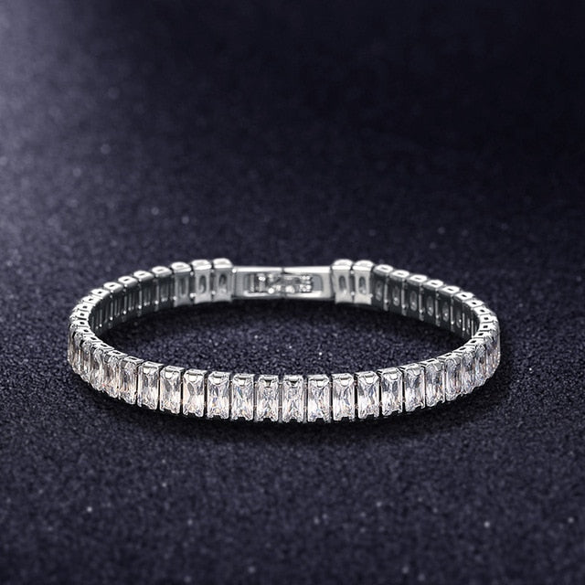 Stilrent kvinner armbånd med høykvalitets cubic zirconia, gir et sofistikert uttrykk. Perfekt som en luksuriøs gave.