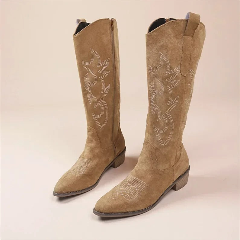 Nærbilde av detaljert broderi på elegant dame cowboystøvel med spiss tå og tykk hæl.
