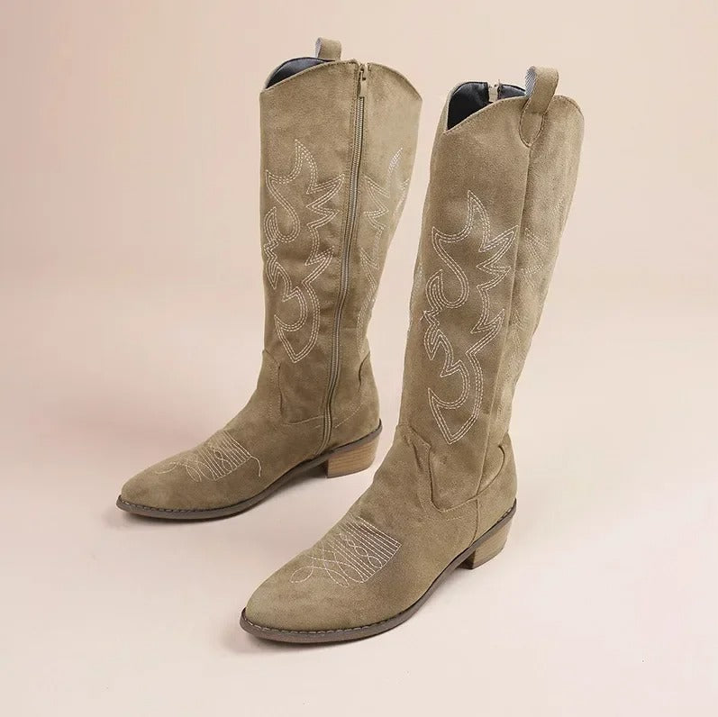 Khaki broderte dame cowboystøvler, knestøvel med spiss tå og tykk hæl. Komfortabel western stil.