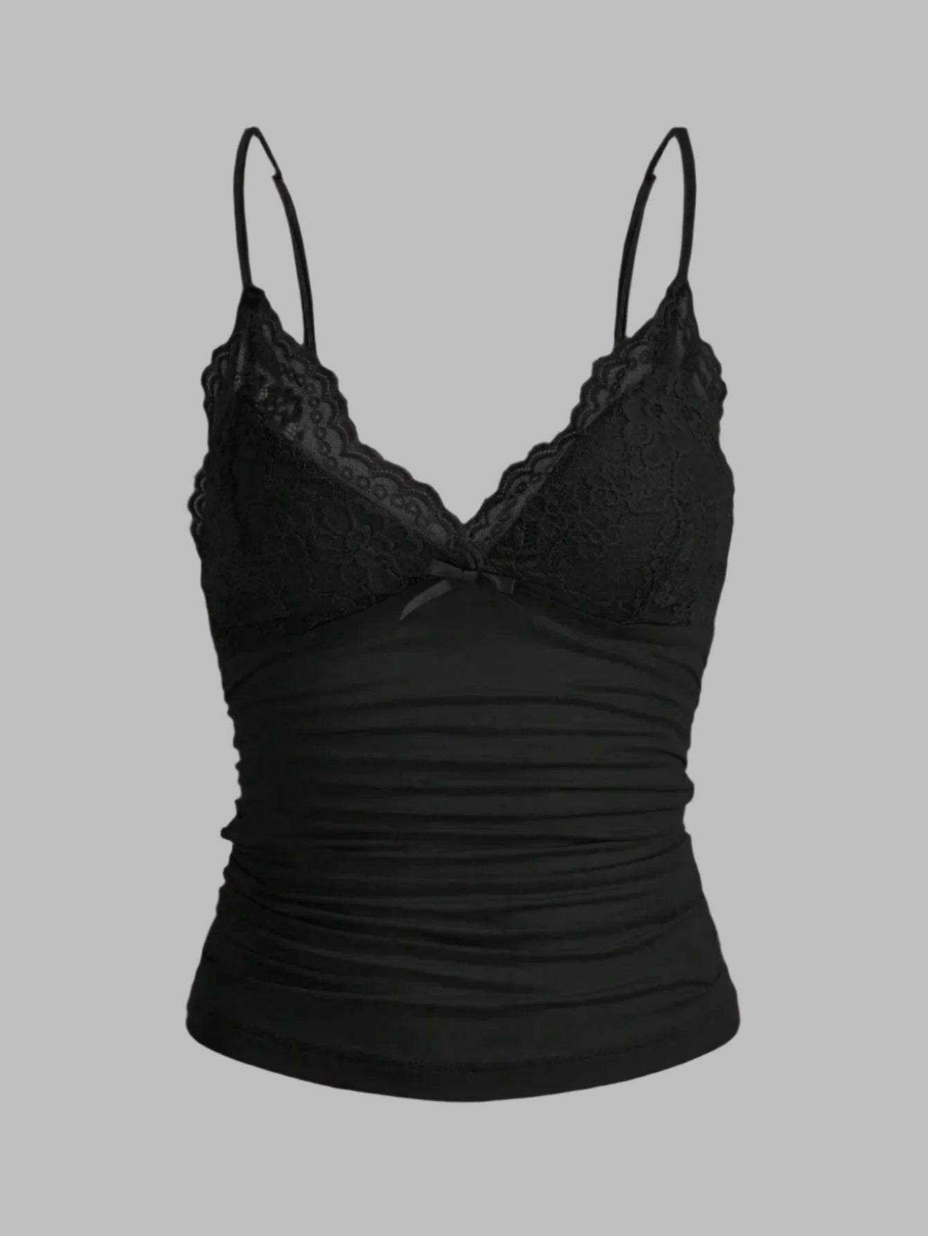 Feminin blonde cami crop topp med sløyfedetalj. Trendy streetwear stil, ideell for sommerdager.