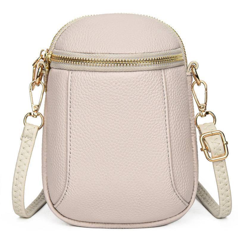 Detaljert bilde av en stilren vegansk lær crossbody veske for dame. Mote og funksjon.