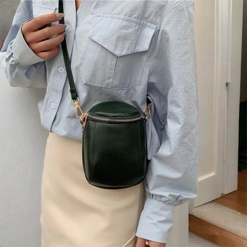 Frontvisning av elegant dame crossbody veske laget av høykvalitets vegansk lær.
