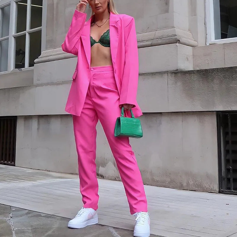 Elegant dame dressett med blazer og vide bukser. Perfekt for kontor eller fest.