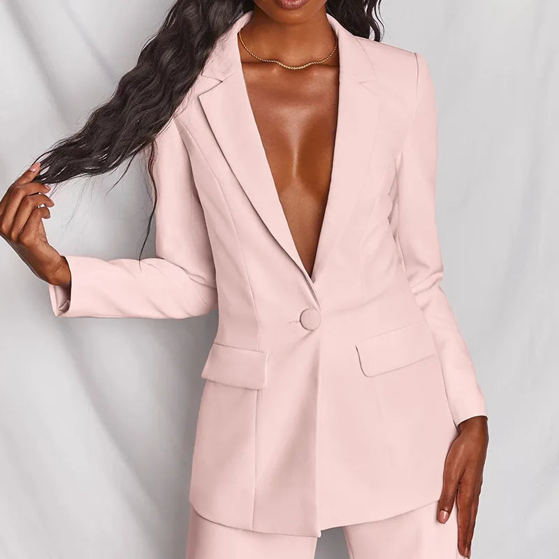 Trendy festantrekk for kvinne: elegant blazer og vide ben bukser i et matchende sett.