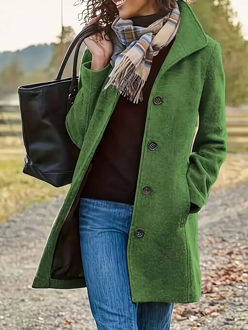 Tidløs enkeltknapp kåpe for damer, med lang erme og et elegant snitt. Perfekt motekåpe for høst/vinter.
