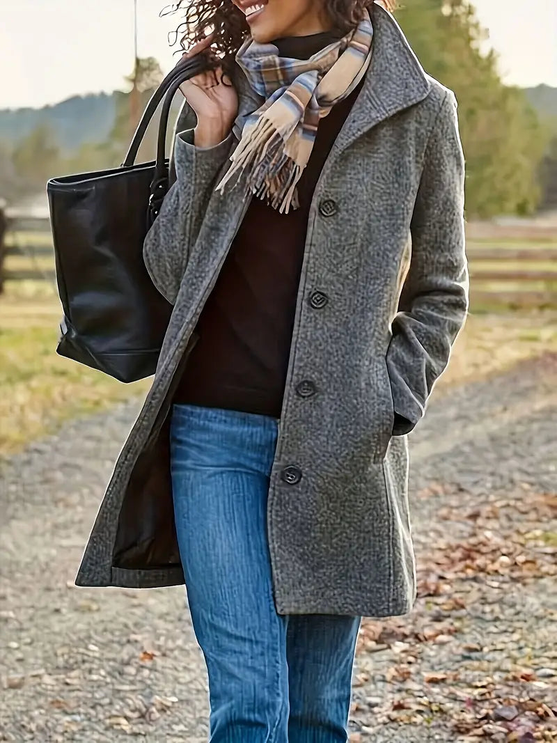 Damekåpe med enkeltknapp for en minimalistisk, elegant look. En tidløs høst- og vinterkåpe for kvinner.