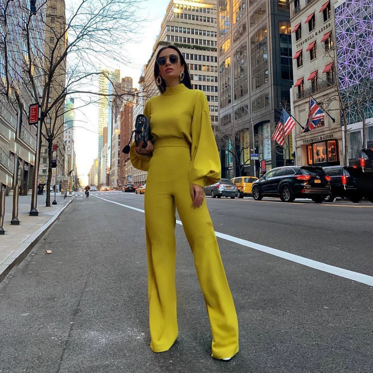 Dame jumpsuit i elegant stil med iøynefallende lyktermer og figurfremhevende høy midje. Trendy og komfortabel.