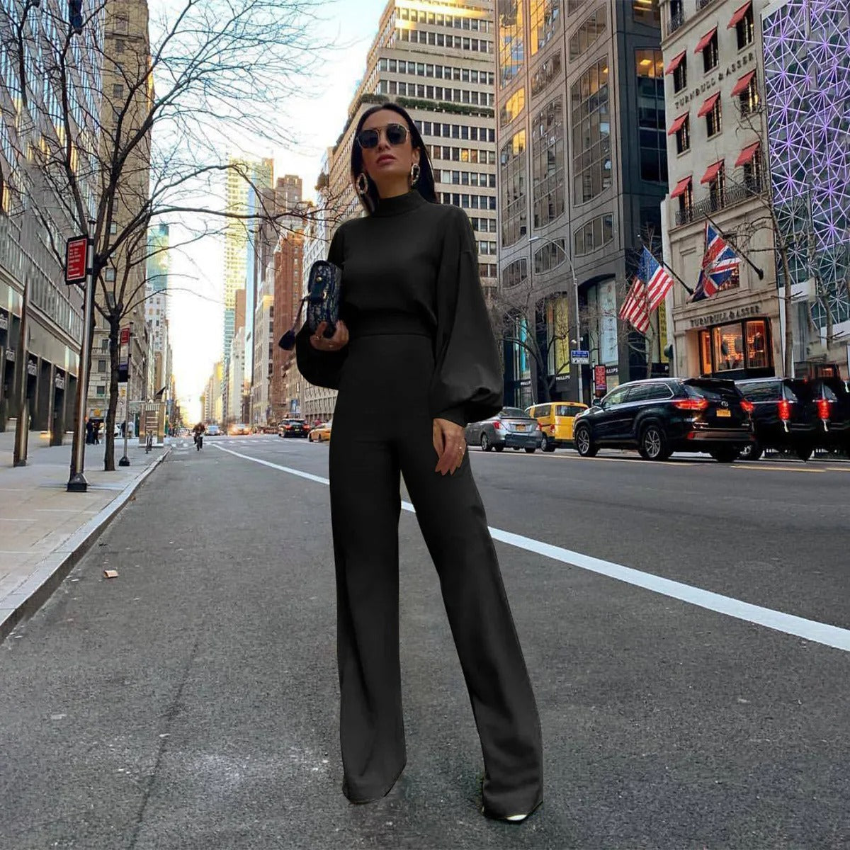Stilig dame jumpsuit med høy midje og vide ben, ideell for sommer. Lyktermer gir en chic, trendy look.