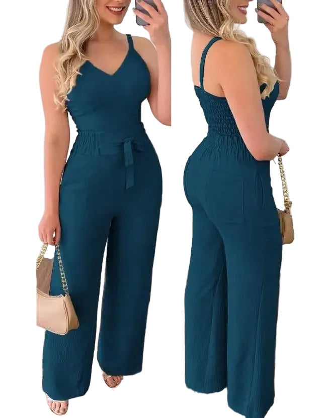 Elegant dame jumpsuit med V-hals og spaghettistropper. Perfekt sommerklær for fest eller hverdag.