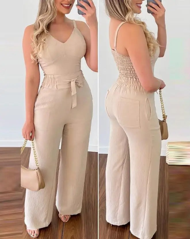 Detalj av elegant dame jumpsuit med dyp V-hals og tynne spaghettistropper. Viser stoffets myke fall.