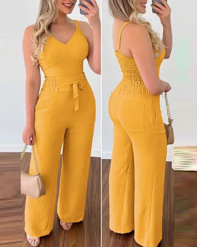 Allsidig dame jumpsuit, perfekt for sommer, med V-hals og spaghettistropper. Kan brukes både til hverdag og fest.