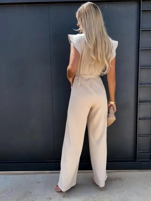 Helkroppsbilde av en dame jumpsuit med volangermer og vide ben, fremhever elegant snitt.
