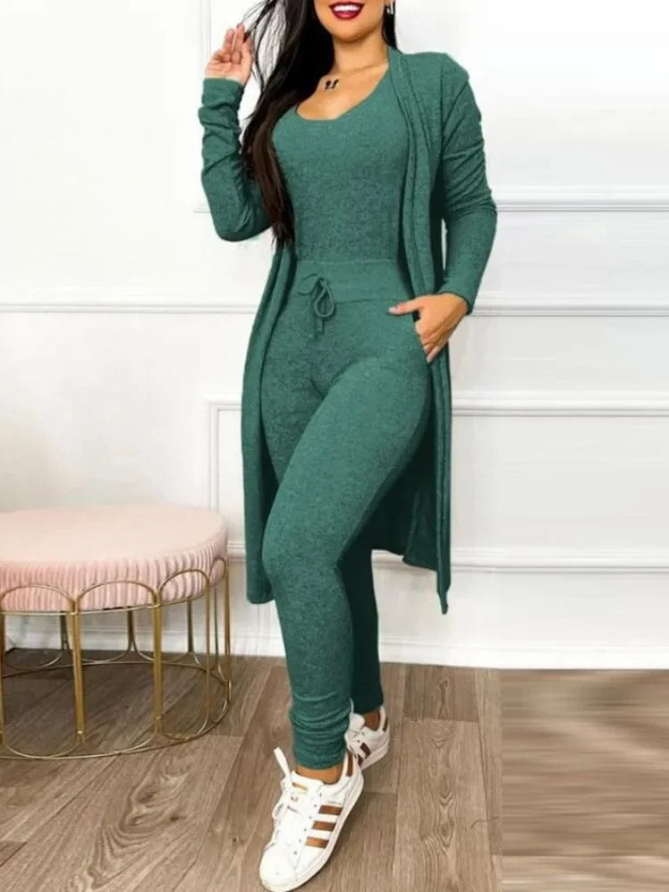 Elegant todelt antrekk: jumpsuit og kåpe med snøring, perfekt for formelle anledninger.