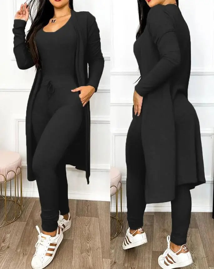 Fokus på snøringdetalj som fremhever midjen på den stilrene dame jumpsuiten. Mote og komfort.