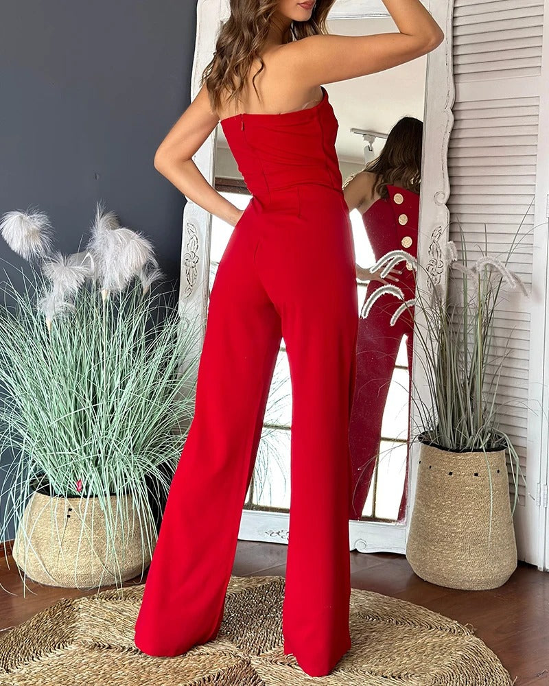 Stilren hvit asymmetrisk bandeau jumpsuit for dame. Stroppeløs og trendy sommerplagg.