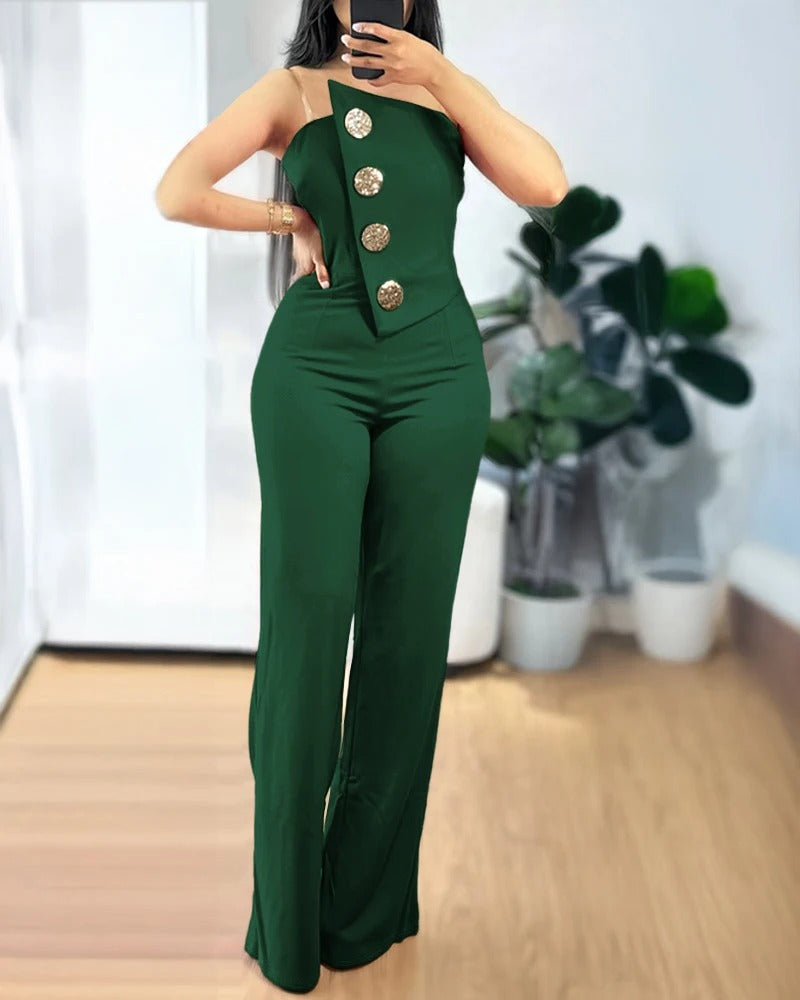 Detalj av stoffet på en komfortabel asymmetrisk bandeau jumpsuit. Trendy dameplagg uten stropper.