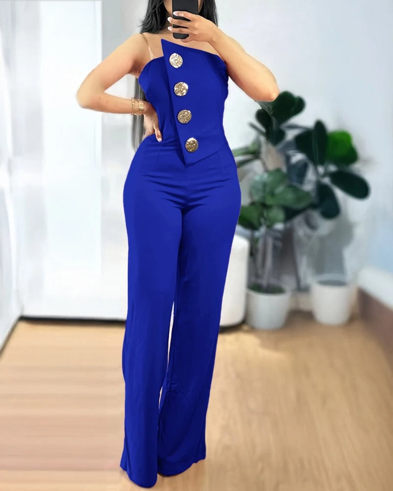 Dame poserer i elegant asymmetrisk bandeau jumpsuit uten stropper. Ideell for sommerfest.