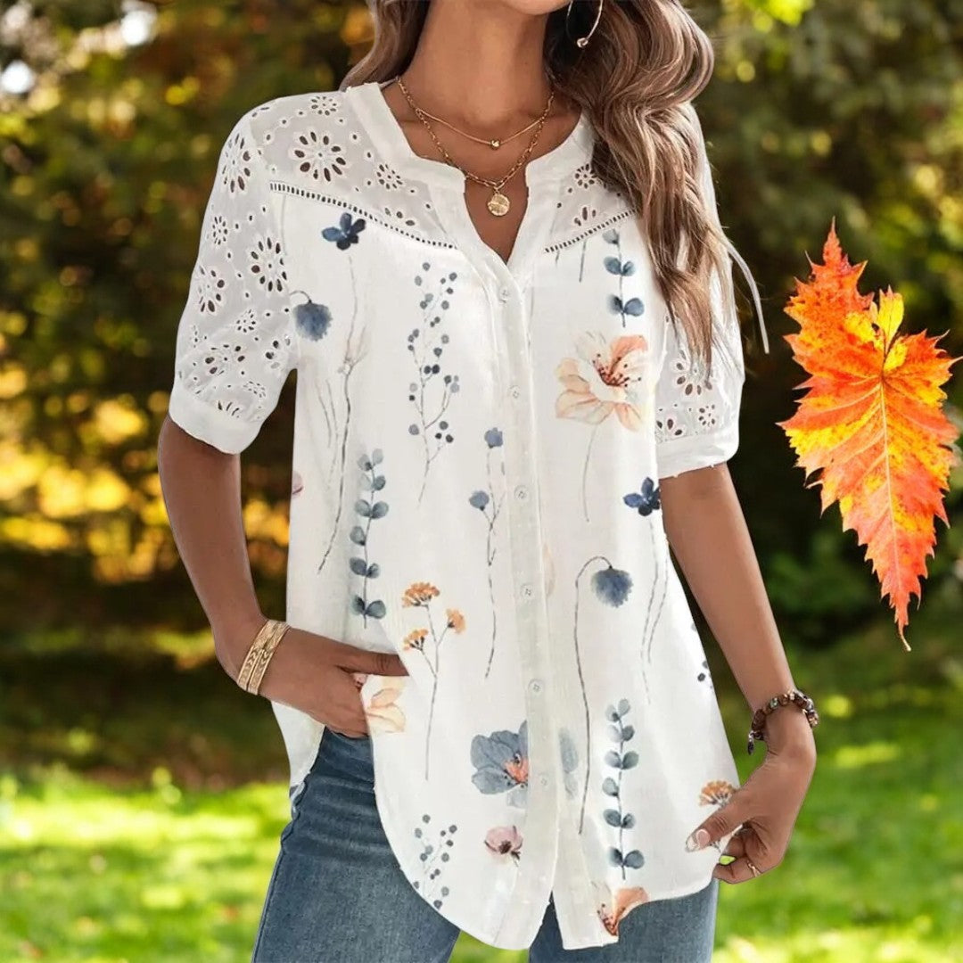 Allsidig kortermet damebluse med blondekant. Komfortabel og elegant for både hverdag og mer formelle anledninger.
