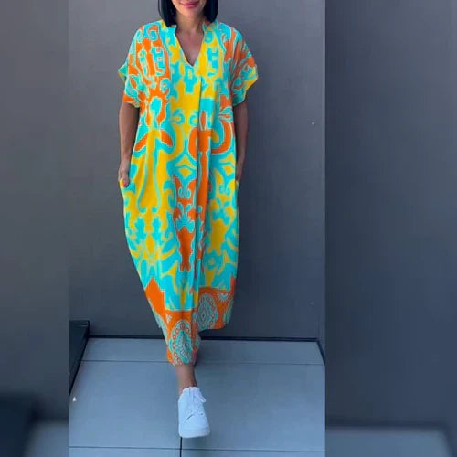 Fargerik dame maxikjole med unikt kunsttrykk og elegant design. Skaper et flott og stilfullt uttrykk.