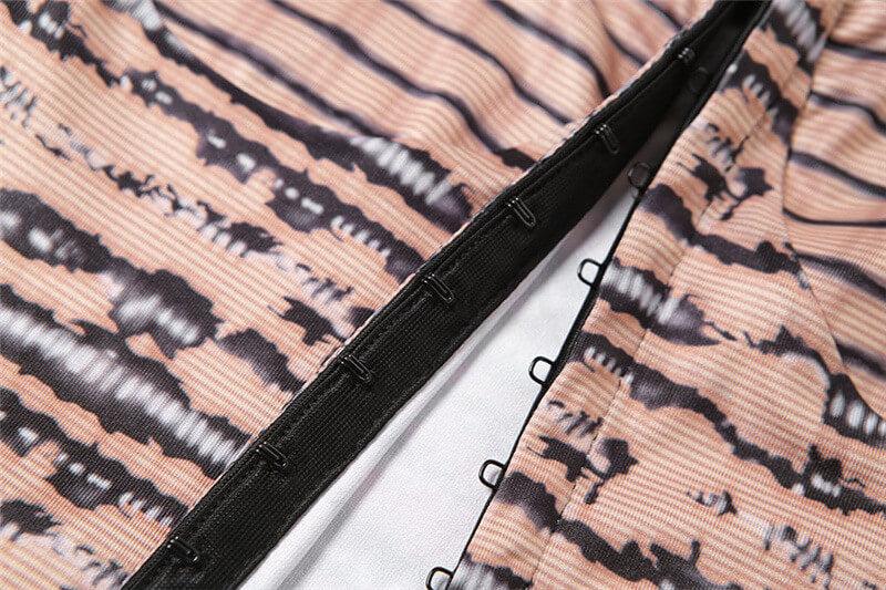 Glamourøst streetstyle motesett for damer med dristig tigerprint.