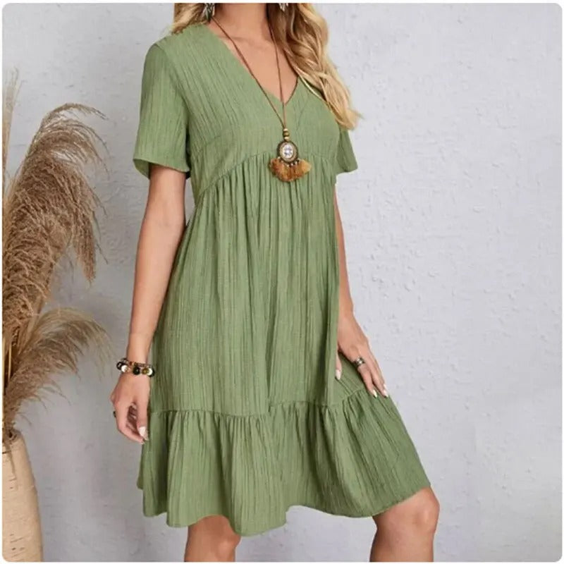 Helhetsbilde av Dame Peplum V-hals kjole. Flatterende fit & flare silhuett, elegant og sommerlig design.