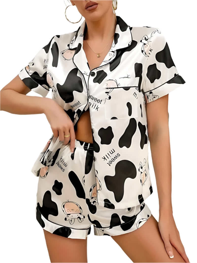 Elegant dame pyjamas sett med shorts og knappetopp. Komfortabelt nattøy for stilfull avslapning hjemme.