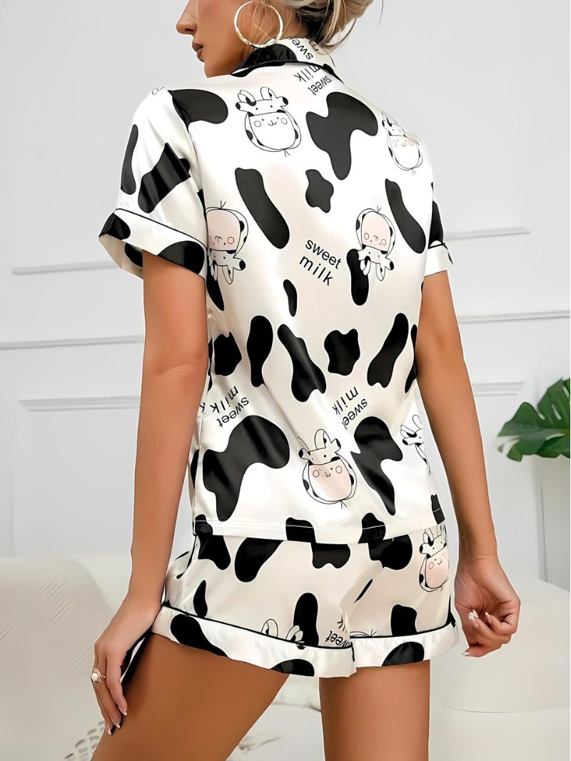 Stilrent dame pyjamas sett med elegant knappetopp og matchende shorts. Ideelt for avslappende kvelder.