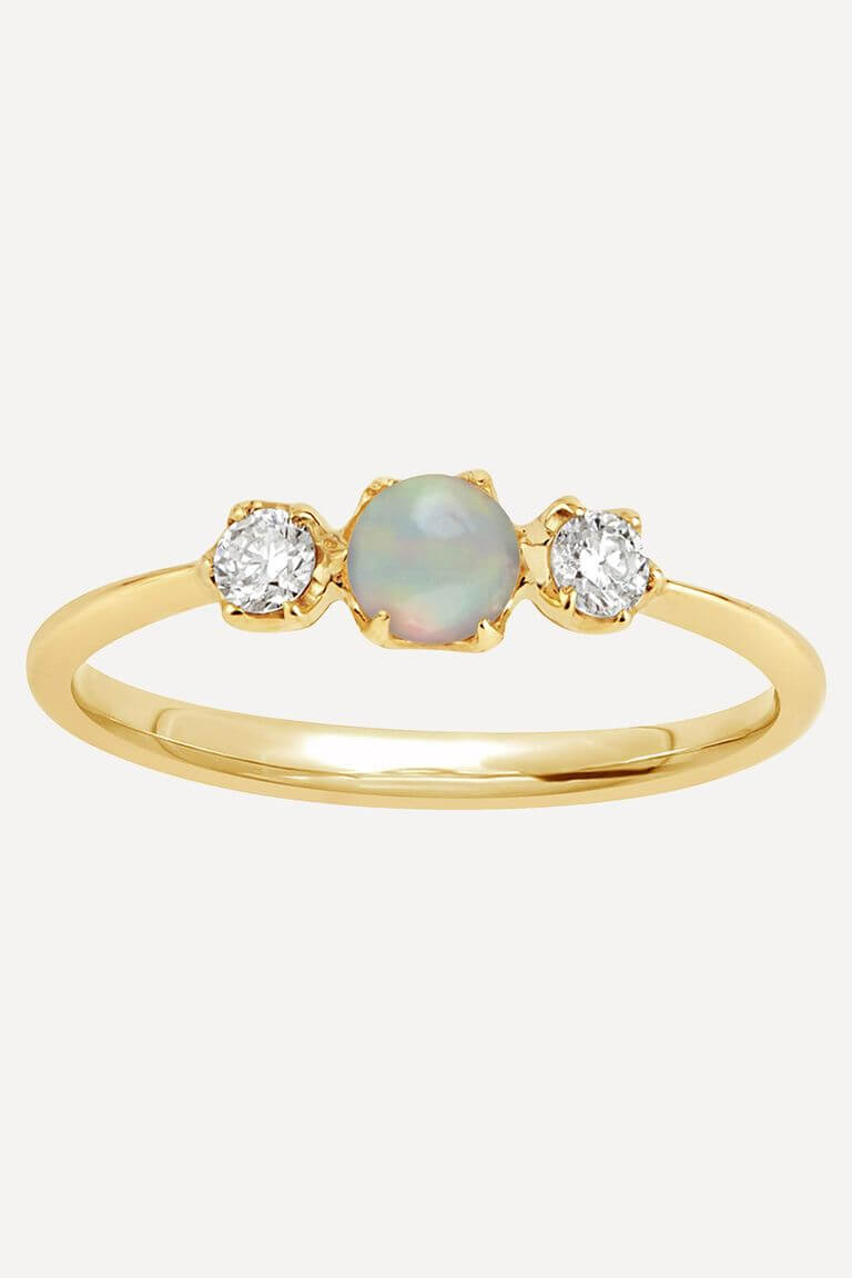 Tidløs sølvring med månestein og zirkonia, ideell som jubileumsgave eller en elegant forlovelsesring til dame.