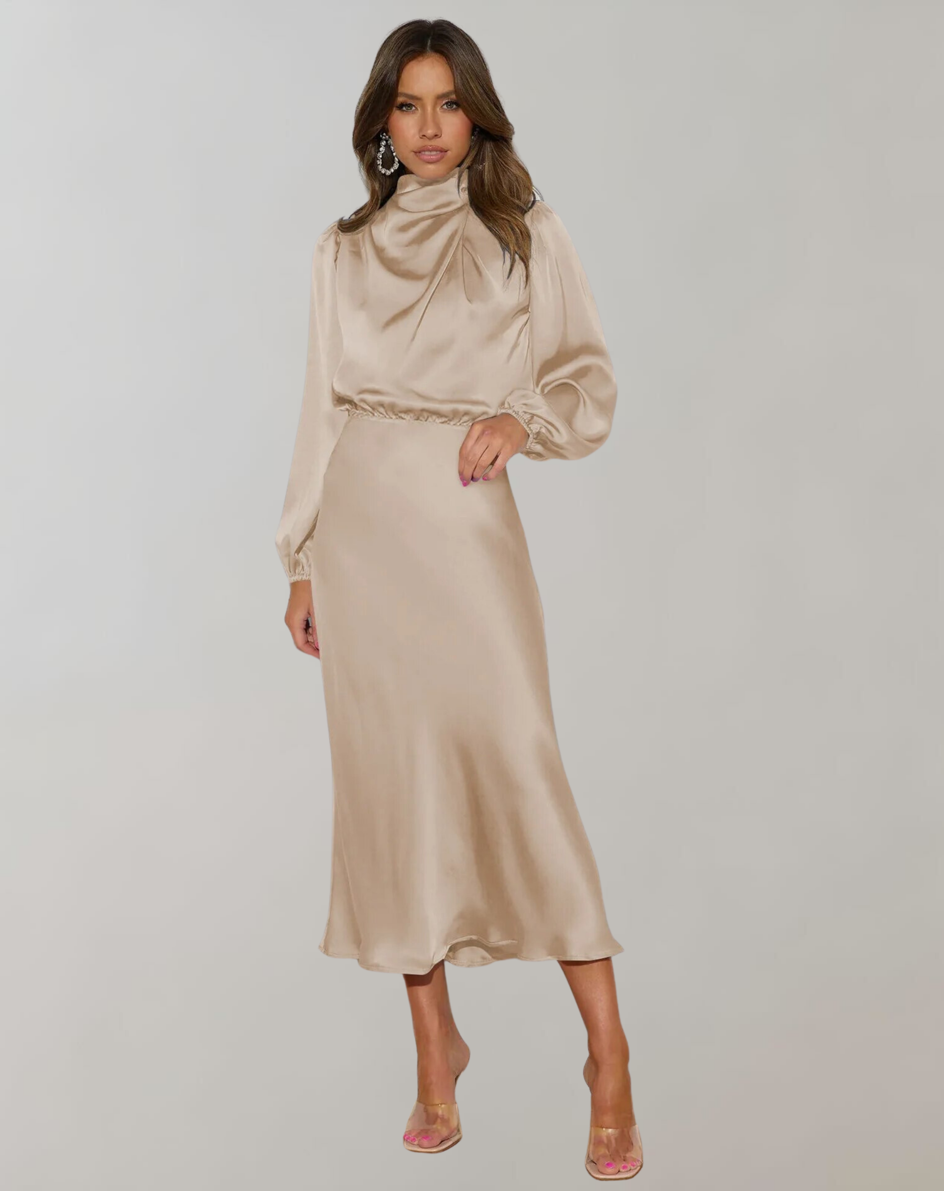 Dame modell i lang, elegant satengkjole med rund hals og pene ermer. Perfekt festkjole i polyester for selskap og anledninger.
