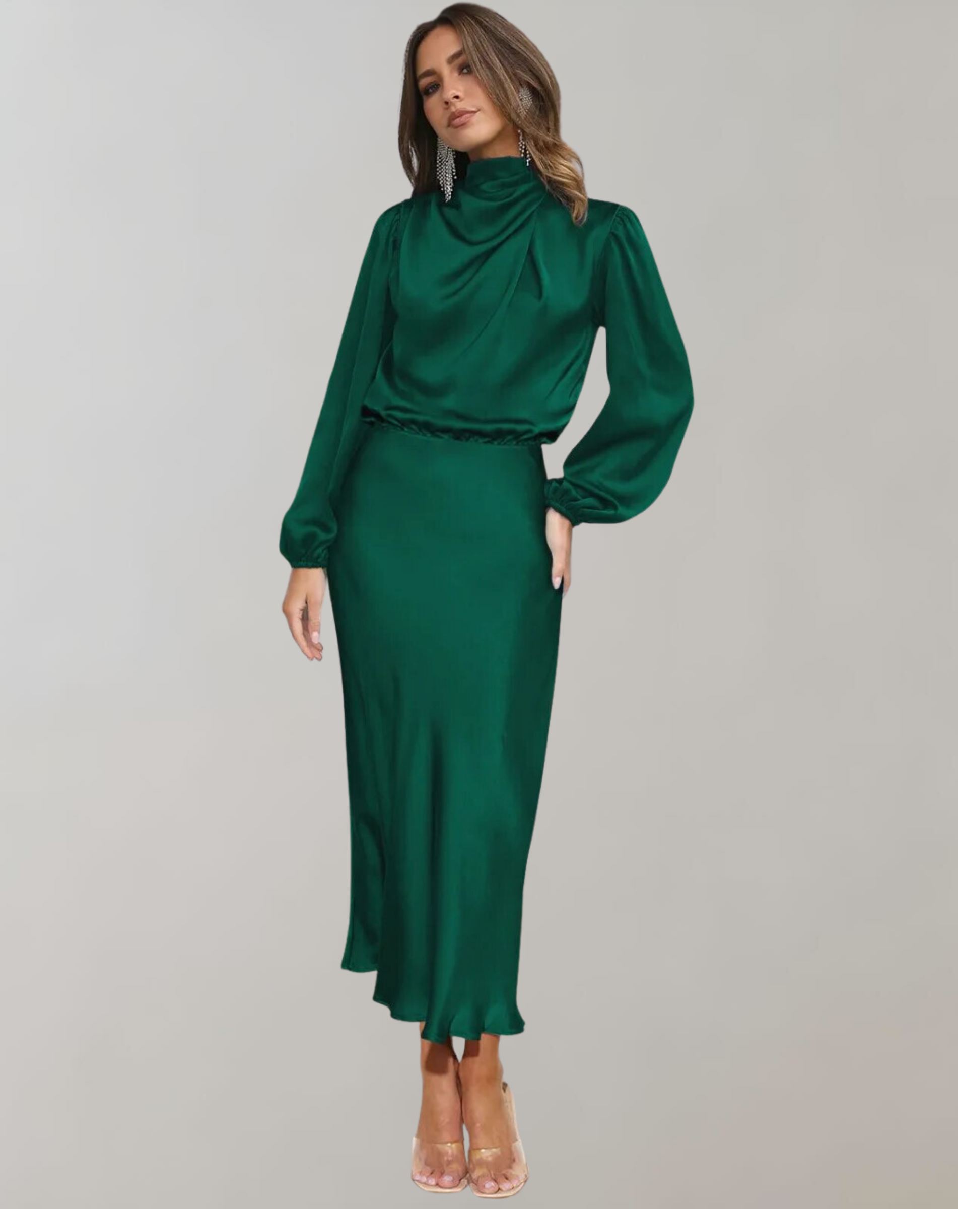 Ryggdetaljer på lang dame satengkjole med elegante ermer. En stilfull festkjole i polyester for kveldsantrekk og selskap.