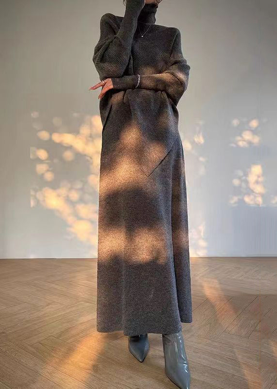 Stilfullt asymmetrisk strikkesett for dame, med trendy høy hals. Et must-have for moderne mote.