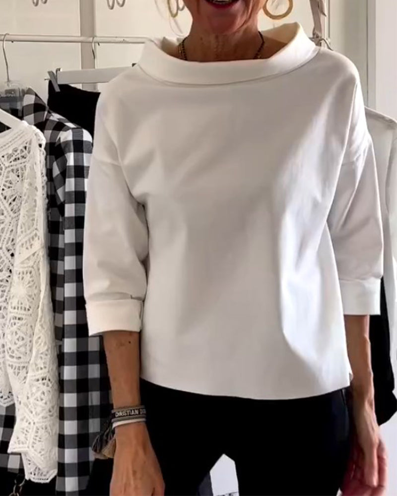Komfortabel og allsidig kvinnebluse med høy krage, stilren, ideell som basisplagg.