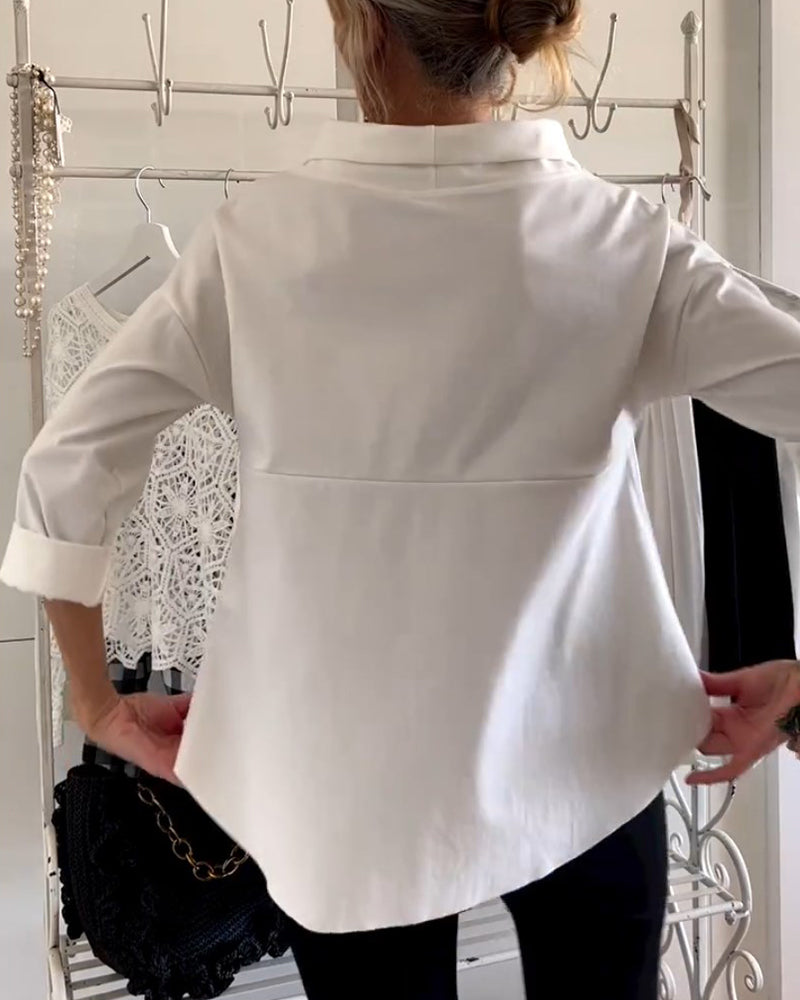 Detaljbilde av elegant høy krage på dame topp, mykt stoff, perfekt for en moderne look.