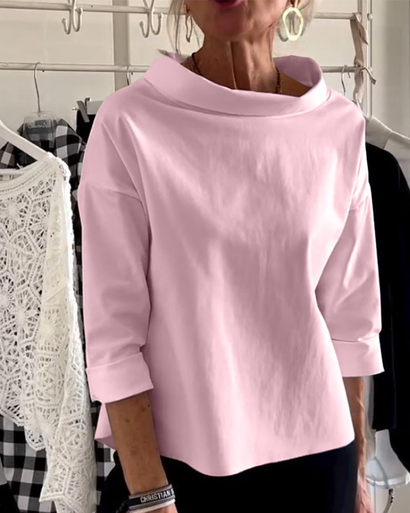 Komfortabel dame topp i mykt stoff med høy krage, elegant og moderne design, langermet.