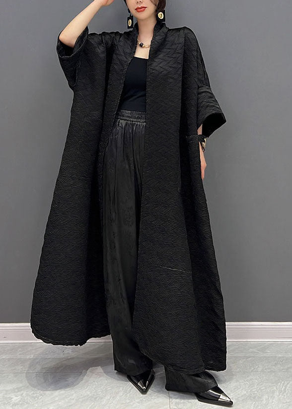 Stilfull dame trenchcoat, ideell ytterjakke for lagpålag. Med overdimensjonerte lommer og elegant design.