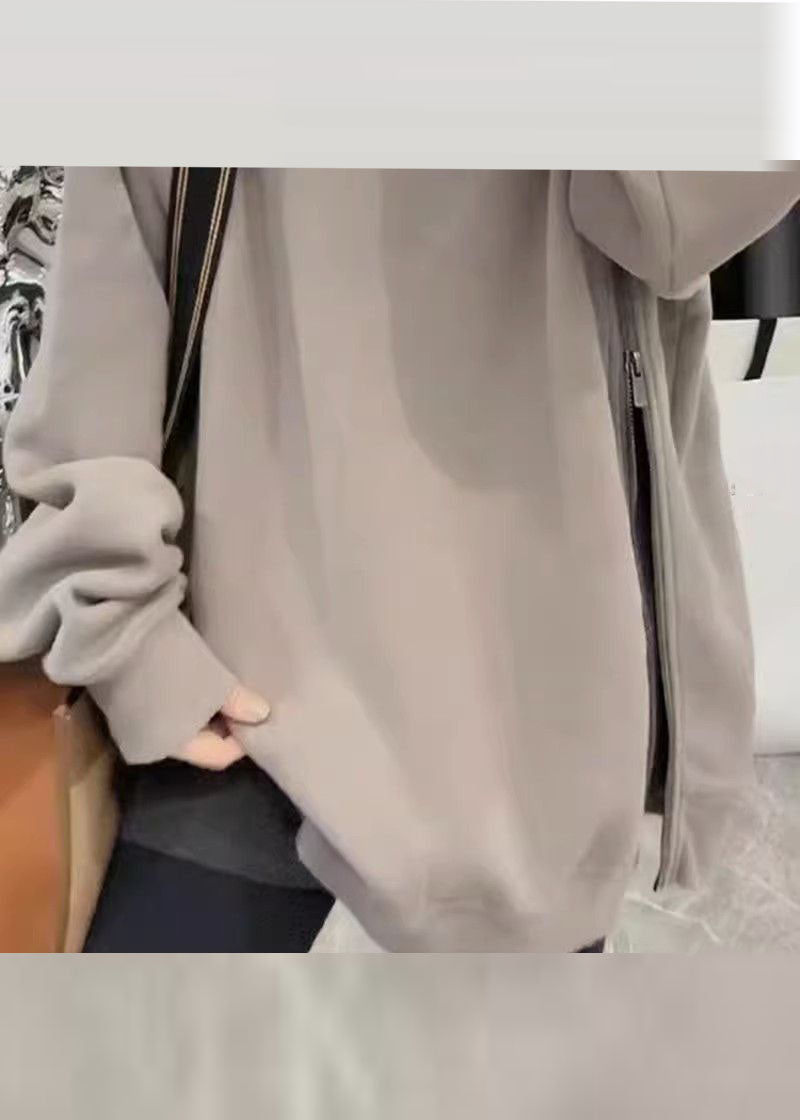 Allsidig kvinne turtleneck genser med åpen side, kombinerer casual stil med eleganse. Perfekt for høstmote.
